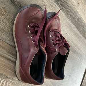 Women’s keen tennis shoe size 9